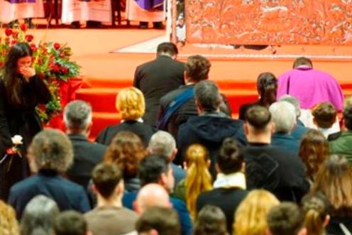 <i>Liliana Sáenz de la Torre, hija de una de las victimas, habla como portavoz durante la misa funeral en memoria de las 45 personas fallecidas en el accidente ferroviario de Adamuz. / Europa Press.</i>