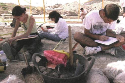 <i>Alumnos de Arqueología de la Universidad de Jaén en las excavaciones de Marroquíes Bajos. / Agustín Muñoz / Archivo histórico Diario JAÉN. </i>