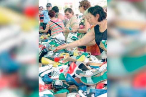 <i>Varias personas miran los zapatos de uno de los puestos instalados en el mercadillo de la capital. / Archivo histórico Diario JAÉN. </i>