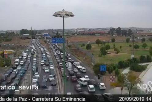 <i>Imagen de archivo de retenciones en la AP4. / Emergencias Sevilla.</i>