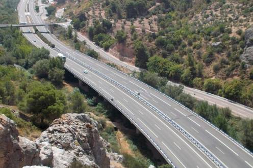 <i>Vista área de la autovía A-44 a su paso por la provincia de Jaén. Archivo. / Gobierno de España.</i>