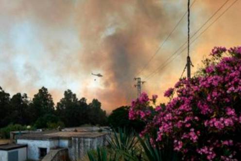 <i>Columna de humo por Gibraleón provocada por el incendio que se originó este lunes en un paraje de Villanueva de los Castillejos. / María José Lópz / Europa Press.</i>