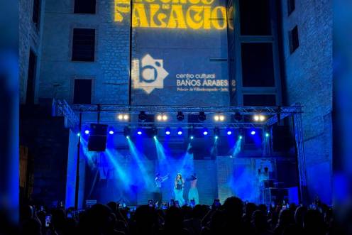 <i>Concierto. La cantante Violeta sobre el escenario en el patio escénico del centro cultural Baños Árabes. / Isabel Aranda / Diario JAÉN.</i>
