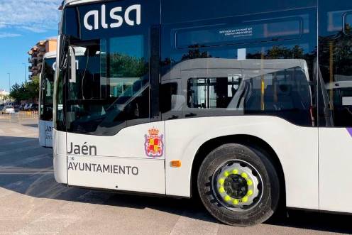<i>Autobús urbano de Jaén. Archivo. / Ayuntamiento de Jaén.</i>