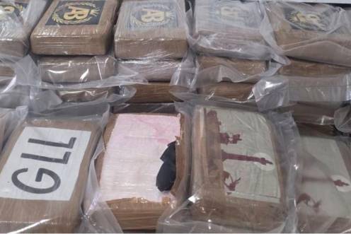 <i>Paquetes de cocaína incautados en el Puerto de Algeciras, al detener a tres sospechosos. / Guardia Civil.</i>