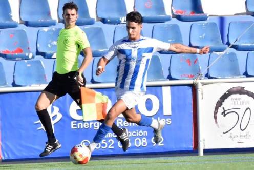 <i>Moisés Becken realiza una jugada con el Bollullos CF. / Bollullos.</i>