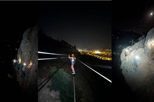 <i>Diferentes participantes durante la vía ferrata nocturna del programa “Jaén no duerme en verano”. / Ayuntamiento de Jaén. </i>