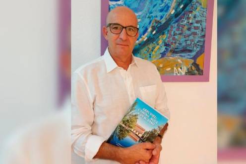 <i>Fotografía de Manuel Cabrera, uno de los tres autores del libro, con un ejemplar de Arbuniel: camino, agua y descanso. </i>