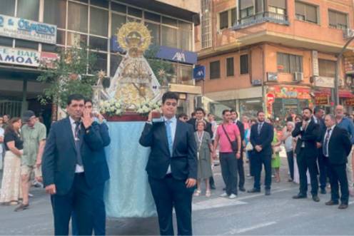 <i>La Virgen de la Capilla llega al Hospital Universitario de Jaén entre cientos de devotos para dar consuelo a los enfermos y sus familias en una jornada que quedará para la historia</i>