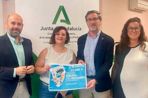 <i>Durante la entrega de la Tarjeta Joven de Transporte en Jaén a la usuaria 13.500. / Junta de Andalucía.</i>