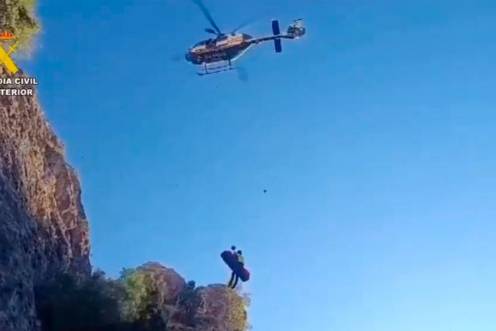 <i>Un agente de la Guardia Civil en el rescate del cazador. / Guardia Civil. </i>