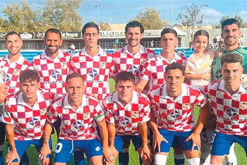 <i>Alineación del Linares Deportivo en su victoria ante el Atlético Central. Al lado, el defensa Carlos Becken controla un balón y realiza un pase </i>