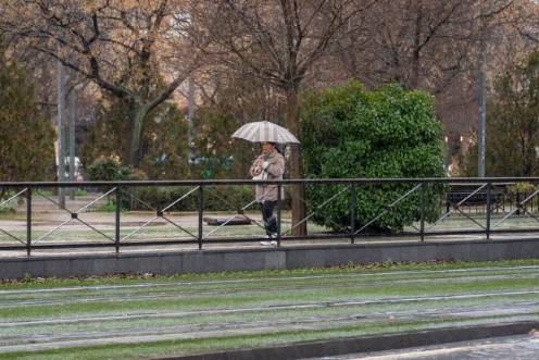 <i>Una persona camina con paraguas bajo la lluvia. / Europa Press. </i>