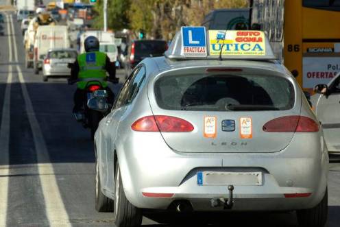 <i>Un coche de autoescuela circulando por la capital jiennense, en imagen de archivo. / Diario JAÉN. </i>