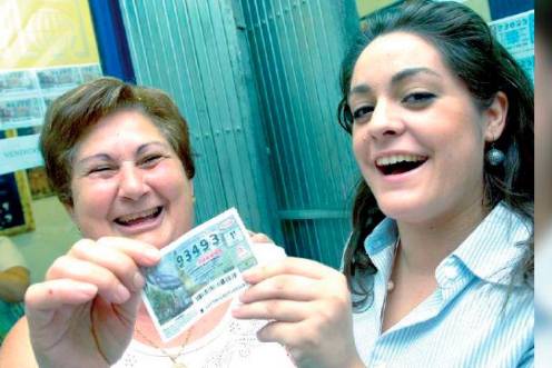 <i>Mari Luz Contreras e Inmaculada Ruiz posan con el décimo premiado. / Agustín Muñoz / Archivo histórico Diario JAÉN</i>