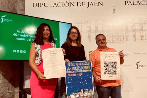 <i>Laura Nieto, África Colomo y Juan Manuel Amate, con el cartel de esta actividad y algunos de los romances que se leerán en Valdepeñas de Jaén. / Diputacón de Jaén.</i>