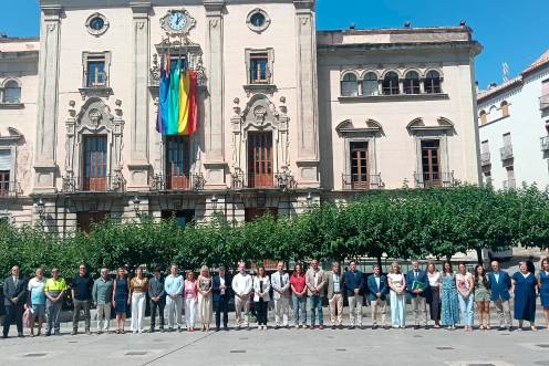 <i>La Corporación Municipal al completo del Ayuntamiento de Jaén, durante el minuto de silencio. / F. Gaitán / Diario JAÉN.</i>