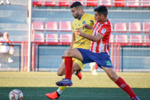 <i>El jugador del Atlético Porcuna Fran Lara presiona a un rival del FC Marbellí. / FC Marbellí.</i>