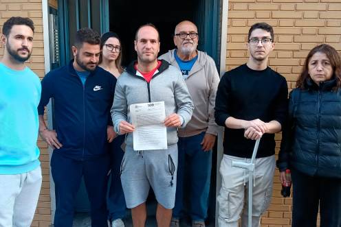 <i>Parte de los vecinos residente en el bloque afectado, con una copia de la denuncia presentada. / Fotografías: F. Gaitán / Diario JAÉN.</i>