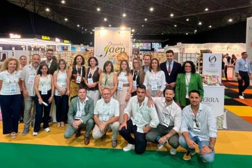 <i>La diputada Isabel Uceda, junto a respnsables de empresas jiennenses presentes en la feria Auténtica Premium Food. / Diputación de Jaén. </i>