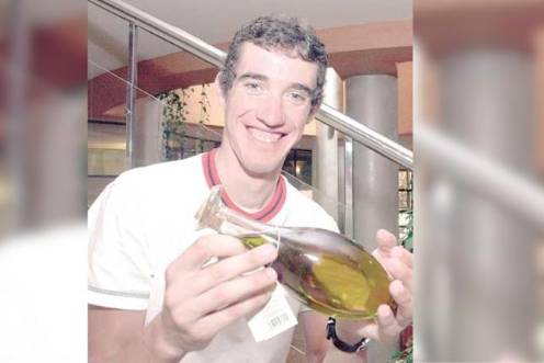 <i>Isidro Nozal junto a una botella de aceite de oliva de Jaén. / Archivo histórico Diario JAÉN. </i>