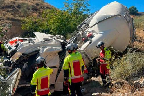 <i>El cuerpo de bomberos en el lugar del accidente en la A-44. / Bomberos de Jaén. </i>