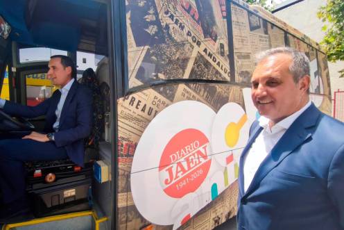 <i>El presidente de la Diputación de Jaén, Juan Latorre, montado en el autobús, y Eleuterio Muñoz, presidente del Consejo de Administración de DIARIO JAÉN, S.A. / Agustín Muñoz / Diario JAÉN.</i>