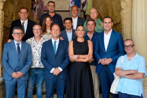 <i>El presidente de la Diputación, Juan Latorre (2d), en la inauguración de los Cursos de Verano de la UNIA. / Diputación de Jaén.</i>