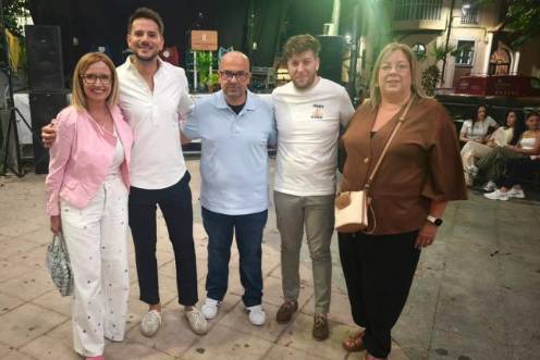 <i>María del Carmen Angulo con el pregonero y miembros de la asociación vecinal. / Carmen Jiménez / Diario JAÉN. </i>