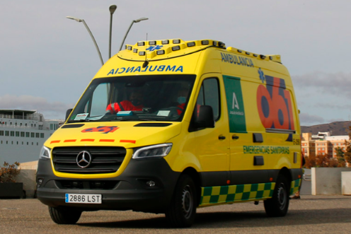<i>Ambulancia del Centro de Emergencias Sanitarias 061. / Junta de Andalucía. </i>