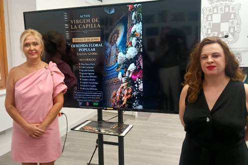 <i>La primera teniente de alcalde de Jaén y concejal de Cultura, María Espejo, y la presidenta de la Asociación Lola Torres, Desiré Amaro. / F. Gaitán / Diario JAÉN.</i>