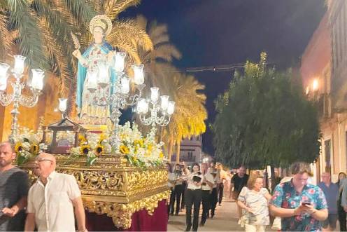 <i>Parte del cortejo de Santa Potenciana. / Ana Lechuga / Diario JAÉN. </i>