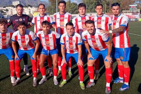 <i>Formación de la UDC Torredonjimeno en Marbella.</i>