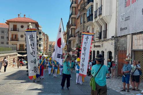Los bailes de Senegal, Bulgaria y Corea del Sur llenan de color y alegría la lonja de la Diputación