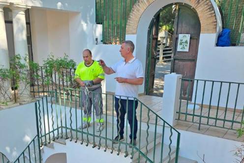 <i>Javier Padorno en la visita mientras se realizaban las labores de mantenimiento y pinturas en las Casas Gemelas de Jabalcuz. / Ayuntamiento de Jaén. </i>