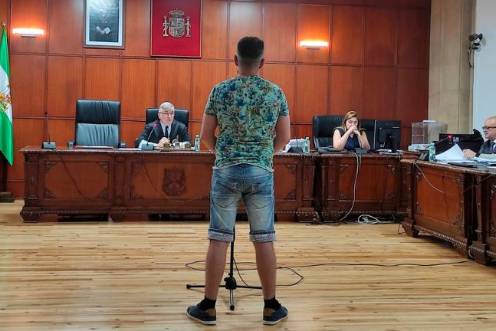 <i>El acusado del asesinato de una mujer en Sabiote en mayo de 2024 durante su declaración en el juicio con jurado que se sigue en la Audiencia de Jaén. / Europa Press. </i>