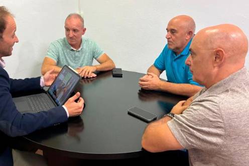 <i>Erik Domínguez en el encuentro de trabajo con el alcalde de Lupión, Gonzalo Manuel Rus, y otros colaboradores. / Jutna de Andalucía. </i>