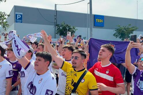 <i>Afición del Real Jaén en el recibimiento a los jugadores en La Victoria. / Álex Gómez / Diario JAÉN. </i>