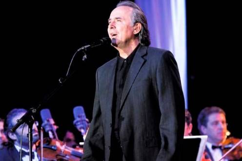 <i>Joan Manuel Serrat, arropado por la Orquesta Filarmónica de Andalucía. / Archivo Histórico de Diario JAÉN.</i>