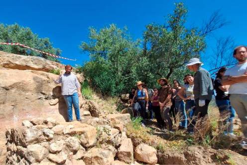 <i>Visita a los nuevos hallazgos en las Piedras de Cardado. / Ayuntamiento de Bailén. </i>