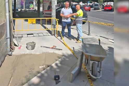 <i>Visita de Javier Padorno a la calle Virgen de la Cabeza mientras se ejecutan las mejoras en el acerado. / Ayuntamiento de Jaén. </i>