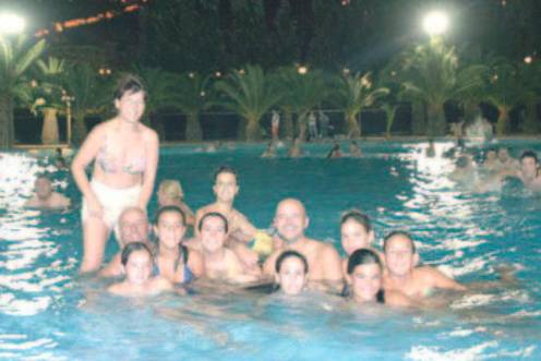 <i>Un grupo de personas en la apertura nocturna de la piscina de Las Fuentezuelas. / Archivo histórico Diario JAÉN.</i>