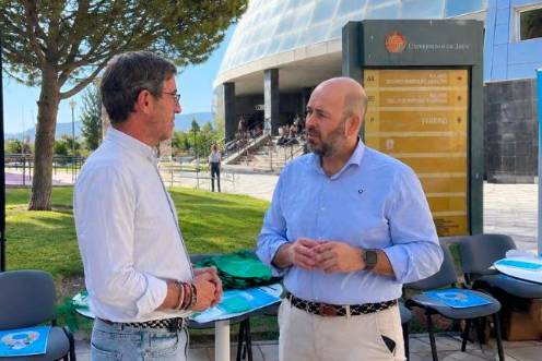 <i>Miguel Contreras y Sergio López dialogan en el stand informativo del Consorcio de Transporte Metropolitano Área de Jaén en la Universidad de Jaén. / Junta de Andalucía. </i>
