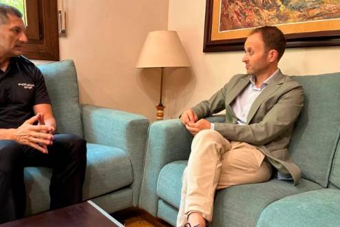 <i>Inspector jefe Policía Nacional Adscrita, Juan Pedro López durante una reunión con el delegado de Gobierno de la Junta en Jaén, Erik Domínguez. / Junta de Andalucía. </i>