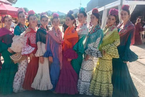 <i>Un grupo de amigas vestidas de gitana durante la tarde del lunes en la feria de San Lucas. </i>