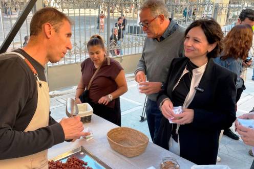 <i>Isabel Uceda visita los estands de la III Muestra Provincial de Frutos Secos en la lonja de la Diputación.</i>