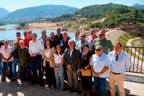 <i>El presidente de la Diputación de Jaén, Juan Latorre, y la presidenta de la CHG, Gloria Martín, posan junto a representantes de las comunidades de regantes de la Sierra de Segura. / Diputación de Jaén. </i>
