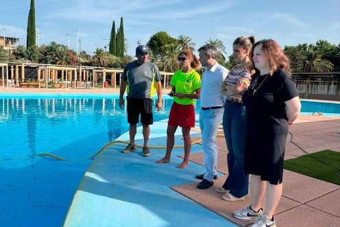 <i>Beatriz López, en la piscina de Las Fuentezuelas. / Ayuntamiento de Jaén.</i>