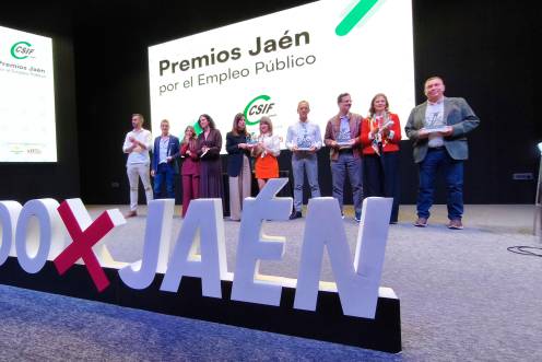 <i>Los ganadores de esta tercera edición, junto a Ana María Gómez y Cecilia Cueva / Fotografías: Agustín Muñoz / Diario JAÉN.</i>