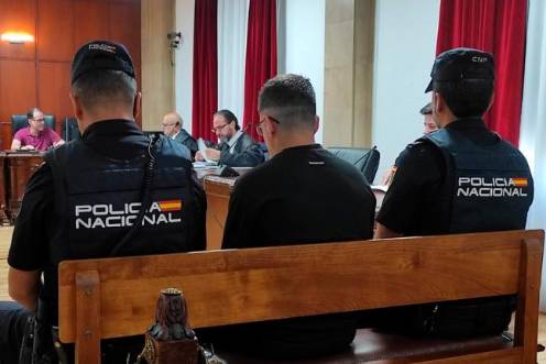 <i>El acusado del asesinato de una mujer en Sabiote durante una de las sesiones del juicio. / Europa Press. </i>